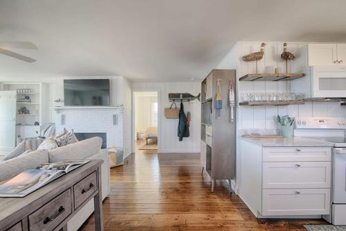 Dapur atau dapur kecil di Stunning Waterfront Views Beach steps away