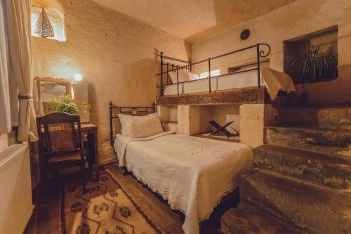 a bedroom with a bunk bed in a room at Kale Konak Cappadocia in Uchisar