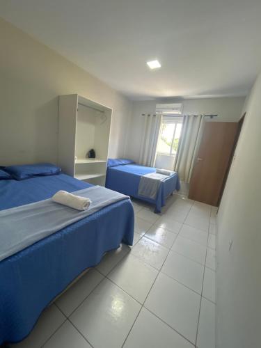 Cette chambre comprend 2 lits et un miroir. dans l'établissement Até 08 pessoas, próximo ao shopping com garagem, à Petrolina