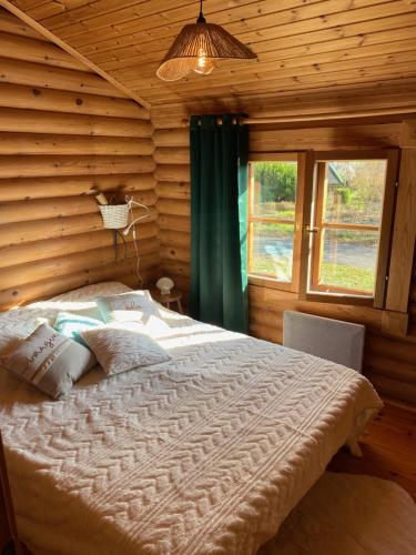 阿戈斯维达洛斯Camping écovillage Soleil du Pibeste的小木屋里有一张床的卧室