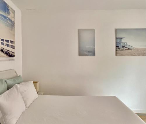 una camera con un letto e due quadri appesi al muro di Saldanha Guest House a Lisbona