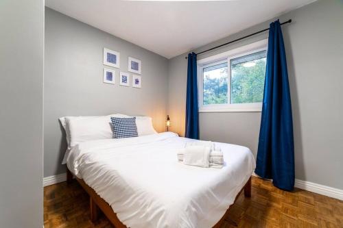 Säng eller sängar i ett rum på 3BD Suite: 5min to HWY 401 - Wifi+Desk+KingBed