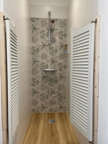 a bathroom with a shower in a wall at Hôtel La Villa Patricia - Charme et Tradition in Villefranche-sur-Mer