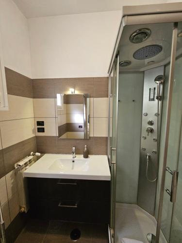 uma casa de banho com um lavatório e um chuveiro em ROME HOLIDAY QUIET AND CONFORTABLE APARTMENT em Roma