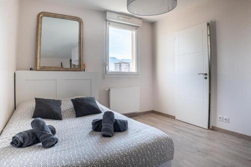 1 dormitorio con 1 cama con toallas en La Parenthèse - Annecy- Grande Terrasse - Chambre - Garage, en Annecy
