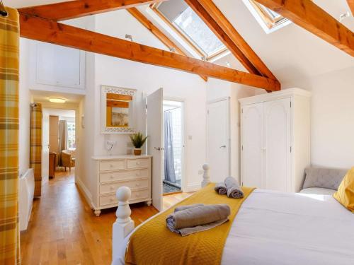 um quarto com uma cama grande e um cobertor amarelo em 1 Bed in Marazion 86149 em Saint Hilary