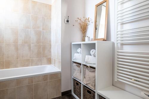 y baño con bañera y lavamanos. en La Parenthèse - Annecy- Grande Terrasse - Chambre - Garage, en Annecy