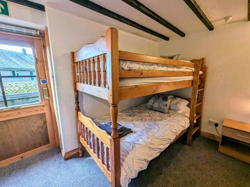 Двухъярусная кровать или двухъярусные кровати в номере 2 Bed in Wasdale SZ053