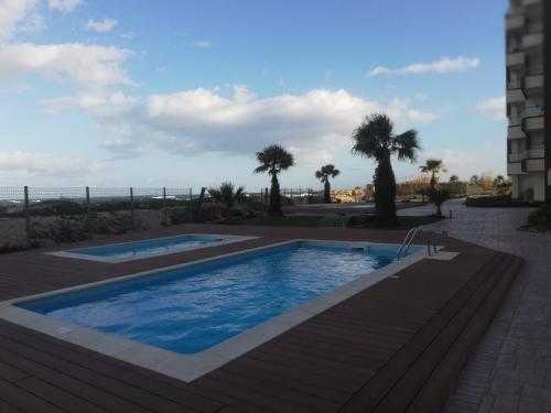 Swimming pool sa o malapit sa Appartement pied dans l'eau a Tantana, Sousse