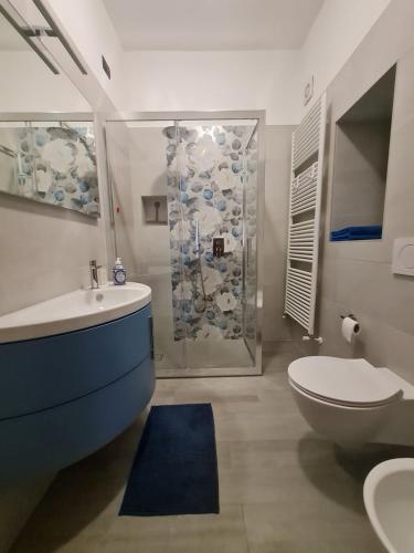 een badkamer met een douche, een toilet en een wastafel bij Casa vacanze da Carla in Abbadia Lariana