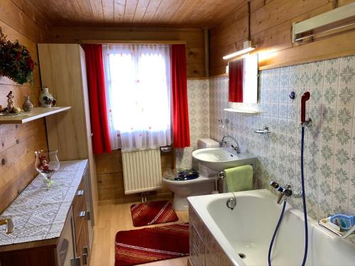 Ένα μπάνιο στο Ferienwohnung Haus Mühlebach