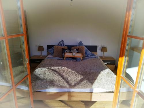 ein Schlafzimmer mit einem Bett und einem Tisch darauf in der Unterkunft FeWos Franz Hofreiter in Schönau am Königssee