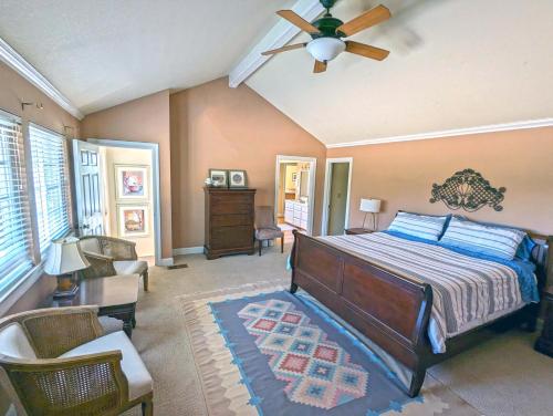 Schlafzimmer mit einem Bett und einem Deckenventilator in der Unterkunft The Vineyard Farmhouse Villa in Paso Robles