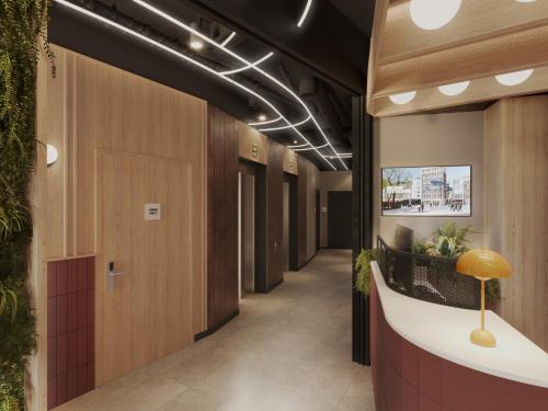 un couloir d'un bureau avec des murs et des plafonds en bois dans l'établissement YOTELPAD London Stratford, à Londres