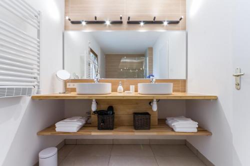 Baño con 2 lavabos y espejo en Gite Ar Pennty, en Guérande