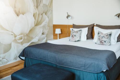 a bedroom with a large bed with pillows at Best Western Valhall Park Hotell in Ängelholm
