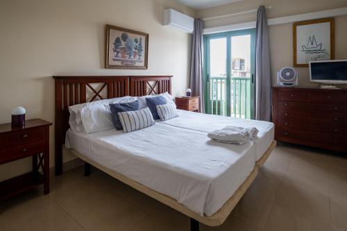 ein Schlafzimmer mit einem großen Bett und einem TV in der Unterkunft Cal Vacation in Santa Cruz de Tenerife