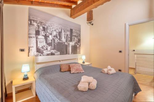 a bedroom with a large bed with two towels at Piombino Aparments - Casa Marina in Piombino