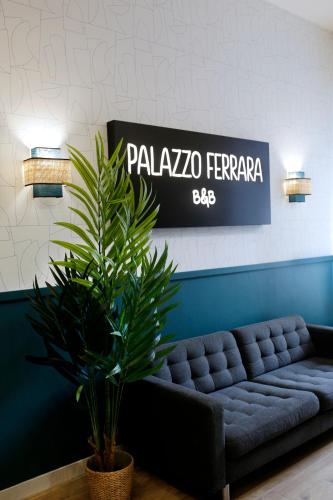 um sofá azul num quarto com uma placa em Palazzo Ferrara em Nápoles