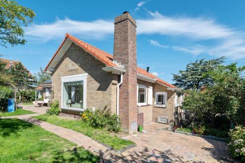 une maison en briques avec une cheminée au-dessus dans l'établissement Suite Dreamz, à Zandvoort