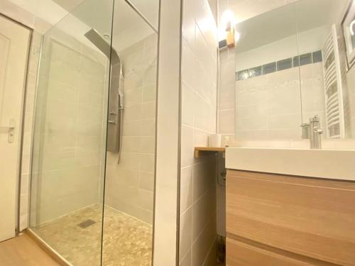 une salle de bain avec une douche en verre et un lavabo dans l'établissement La Maison du Surfeur, T2, Clim, Terrasse, Pkg, Centre Ville, à Montpellier