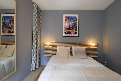 une chambre avec un lit et un grand miroir dans l'établissement La Maison du Surfeur, T2, Clim, Terrasse, Pkg, Centre Ville, à Montpellier