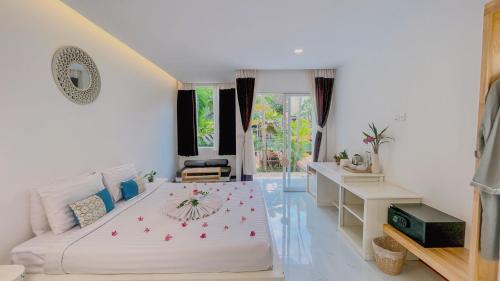 Un dormitorio con una cama grande con flores. en Home Indochine D'angkor Hotel, en Siem Reap