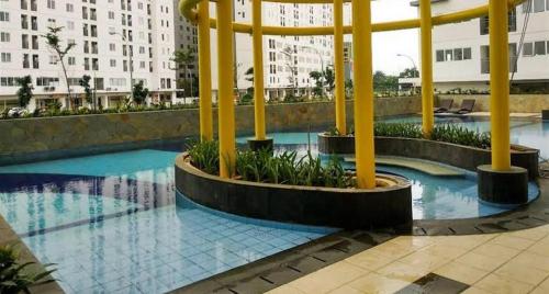 ein Schwimmbad in der Mitte eines Gebäudes in der Unterkunft bassura city 1 in Jakarta