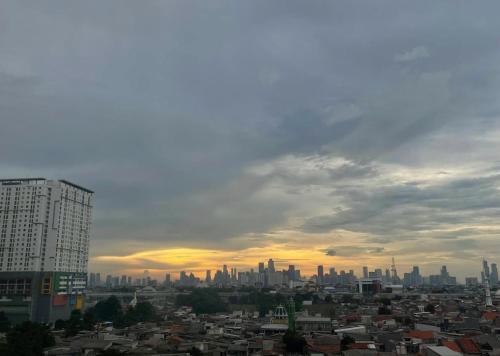 Blick auf eine Stadt mit Skyline der Stadt in der Unterkunft bassura city 1 in Jakarta