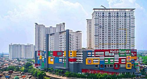 ein großes Gebäude mit farbenfroher Farbe darauf in einer Stadt in der Unterkunft bassura city 1 in Jakarta