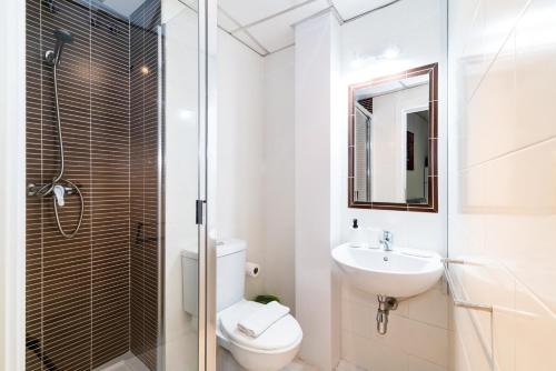 a bathroom with a toilet and a sink and a shower at Wekey Homes, Centro Granada Catedral in Granada