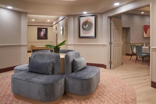 a living room with two chairs and a table at Hotel Vesper, Houston, a Tribute Portfolio Hotel in Houston