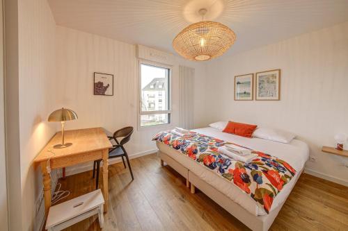 - une chambre avec un lit, un bureau et une fenêtre dans l'établissement Beaudelaire - Beau 2 chambres - Parking/Plage 400m, à Dinard