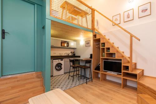 une chambre avec un escalier et une cuisine avec une table dans l'établissement Smartstay Louis Chazette - Proche Centre-ville, à Lyon