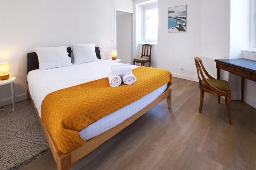 1 dormitorio con 1 cama con 2 toallas en Échappée Belle-Joli T2-Centre de Dinard-Plage 500m, en Dinard