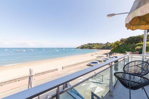 een balkon met uitzicht op het strand bij Les Pieds Dans L'Eau - Appartment 1 - Vue mer in Cancale