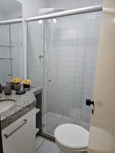 W łazience znajduje się prysznic, toaleta i umywalka. w obiekcie FLAT MONTE CASTELO GRAVATA w mieście Algodões