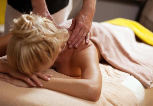 a woman getting a massage from a therapist at Villa boZEN w Juracie in Jastarnia