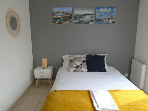 een slaapkamer met een bed met een gele deken erop bij Le Cherbourg - Second Souffle - Cherbourg in Cherbourg en Cotentin