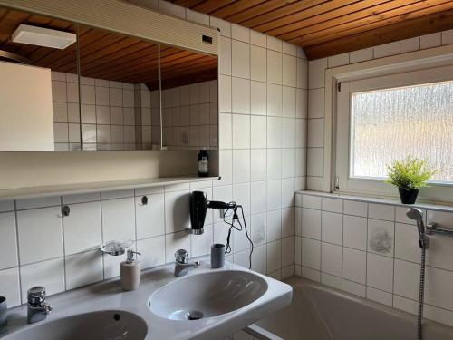 A bathroom at Ferienwohnung Am Wiesenrain