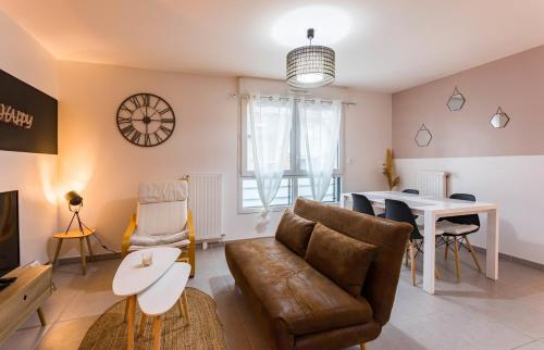 sala de estar con sofá y mesa en Le Bacchus parking 1 chambre moderne -Tout confort en Rennes