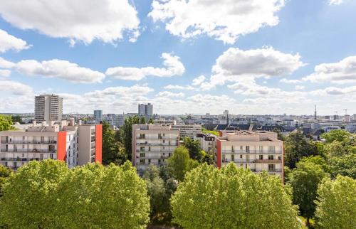 uitzicht op een stad met gebouwen en bomen bij L'Horizon appartement 3 chambres moderne - 6 pers in Rennes