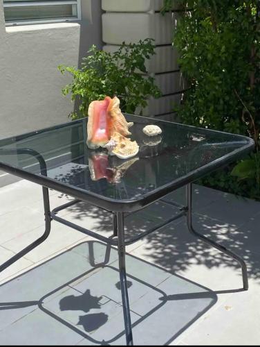 a glass table with a sandwich on top of it at logement insolite sous les tropiques in Grand Case
