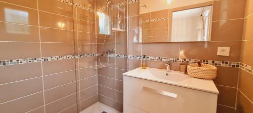 une salle de bain avec un lavabo et une douche dans l'établissement villa Pinarello, à Pinarellu