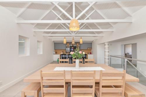Un restaurante o sitio para comer en Oppies Nest in Myburgh Park - Langebaan