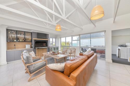 una sala de estar con un sofá y una mesa en Oppies Nest in Myburgh Park - Langebaan, en Langebaan