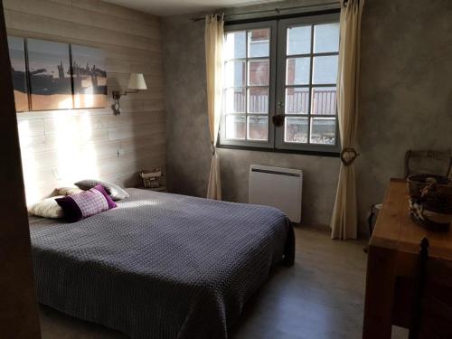 - une chambre avec un lit avec une couverture violette et 2 fenêtres dans l'établissement Résidence Maison Traditionnell - Maison située au village de VIGNEC MAE-9384, à Vignec