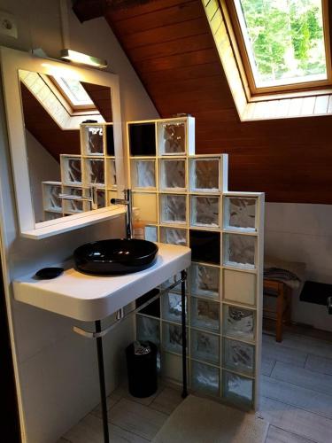 - une salle de bains avec lavabo dans une chambre dotée d'une fenêtre dans l'établissement Résidence Maison Traditionnell - Maison située au village de VIGNEC MAE-9384, à Vignec