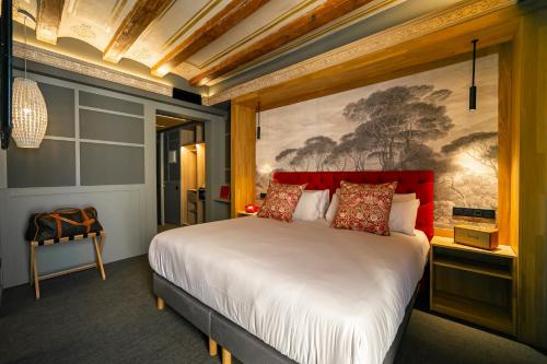 een slaapkamer met een groot bed met een rood hoofdeinde bij Hotel La Pau in Barcelona
