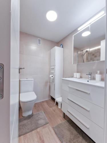 アリカンテにあるSea Apartmentの白いバスルーム(トイレ、シンク付)